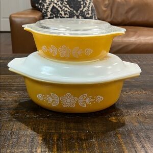 Vintage PYREX Butterfly Gold Casserole dishes set of two with lids 1.5QT 1PT EUC